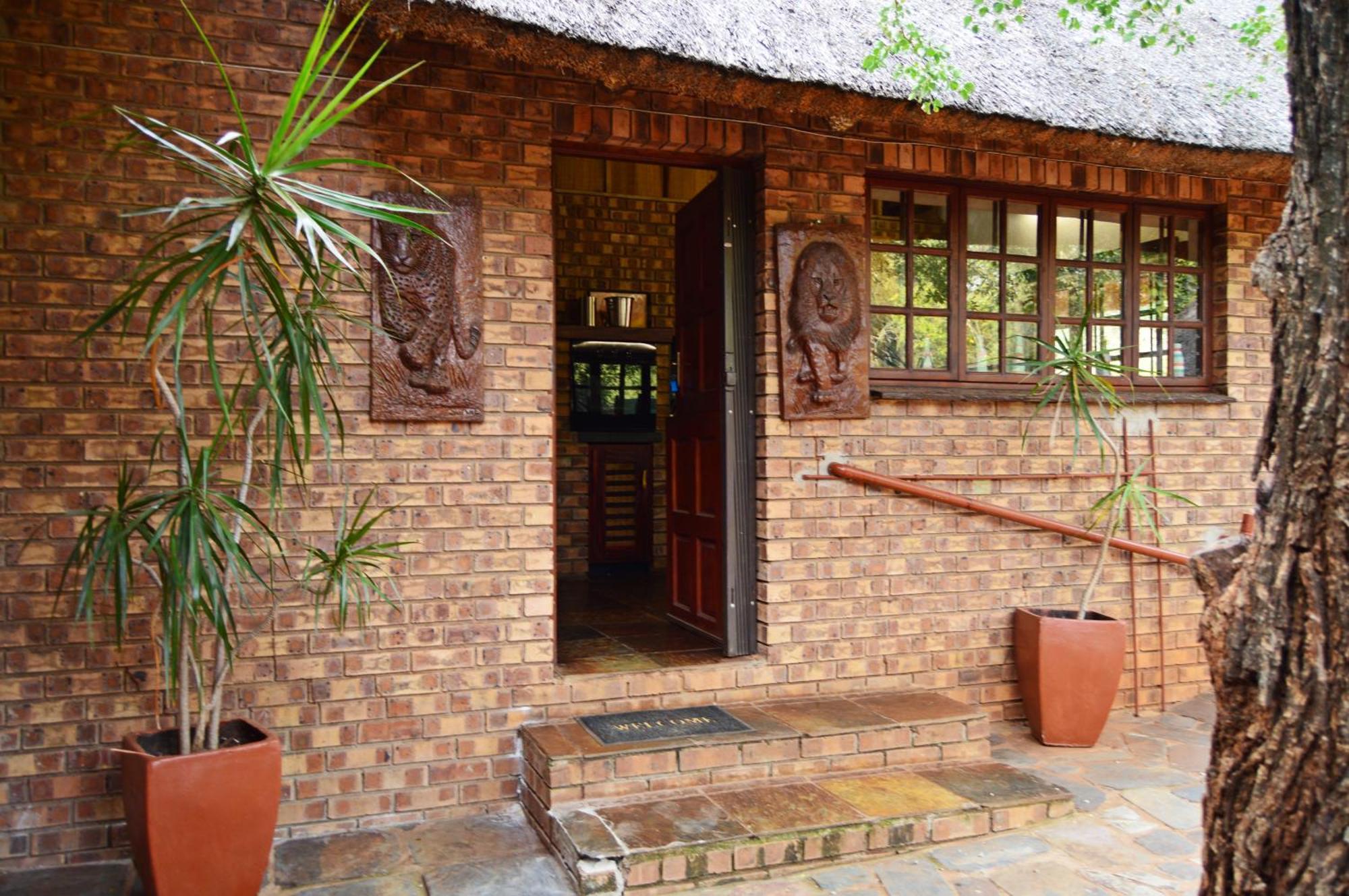 Bona Ngwenya Lodge & Safaris Marloth Park Exteriör bild